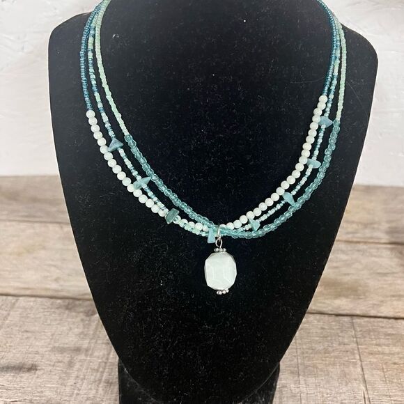 Beautiful 18” assorted Greens 3 Strand beaded necklace with accent stone- NWT - Picture 2 of 7